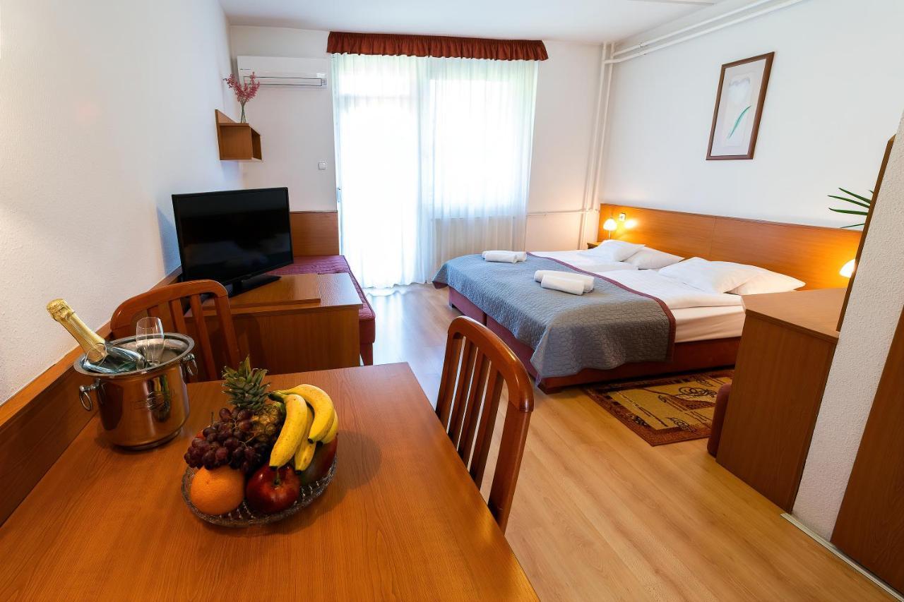 Napfeny Hotel ザラカロシュ エクステリア 写真