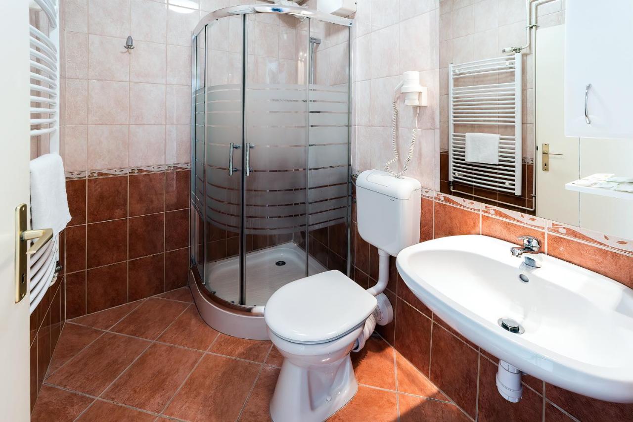 Napfeny Hotel ザラカロシュ エクステリア 写真