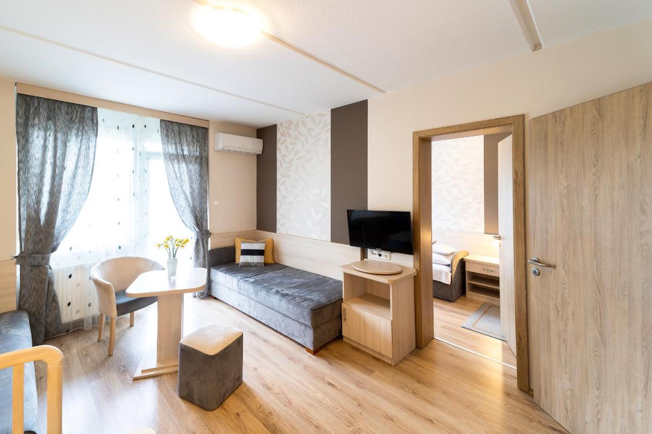 Napfeny Hotel ザラカロシュ エクステリア 写真